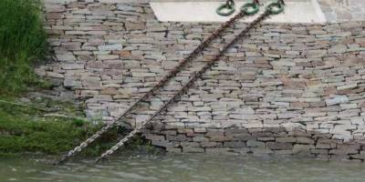 Can a retaining wall prevent flooding