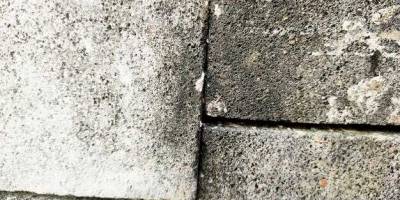 How much does a retaining wall block weigh