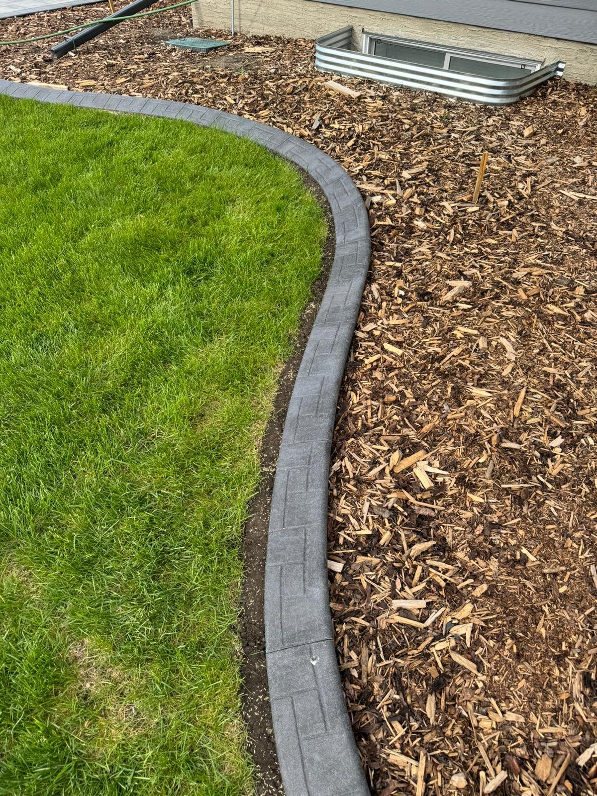 Freshly edged and mulched garden beds after a seasonal cleanup in Calgary by Sungreen.